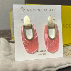 NWT Kendra Scott Kailyn Coral Illusion